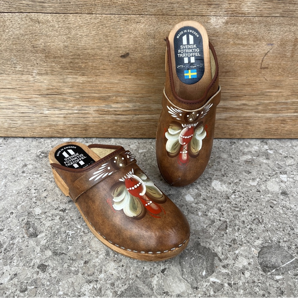Swedish SVENSK
FOTRIKTIG TRÄTOFFEL Handmade Leather and Wood Vintage Clogs